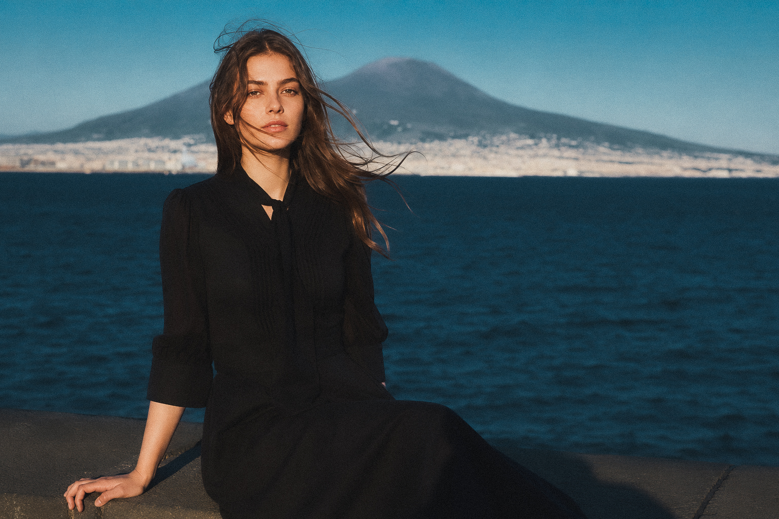 Woman in a tailored MUSII look by the sea